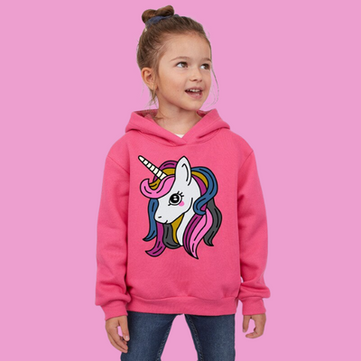 petite fille avec un pull licorne