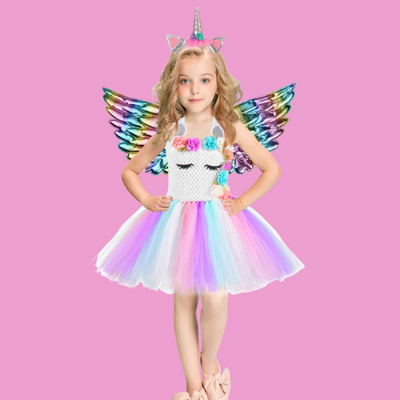 petite fille en robe licorne